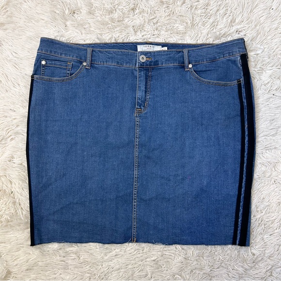 ◾️Torrid Denim Raw Hem Mini Skirt With Side Strips - Picture 2 of 8